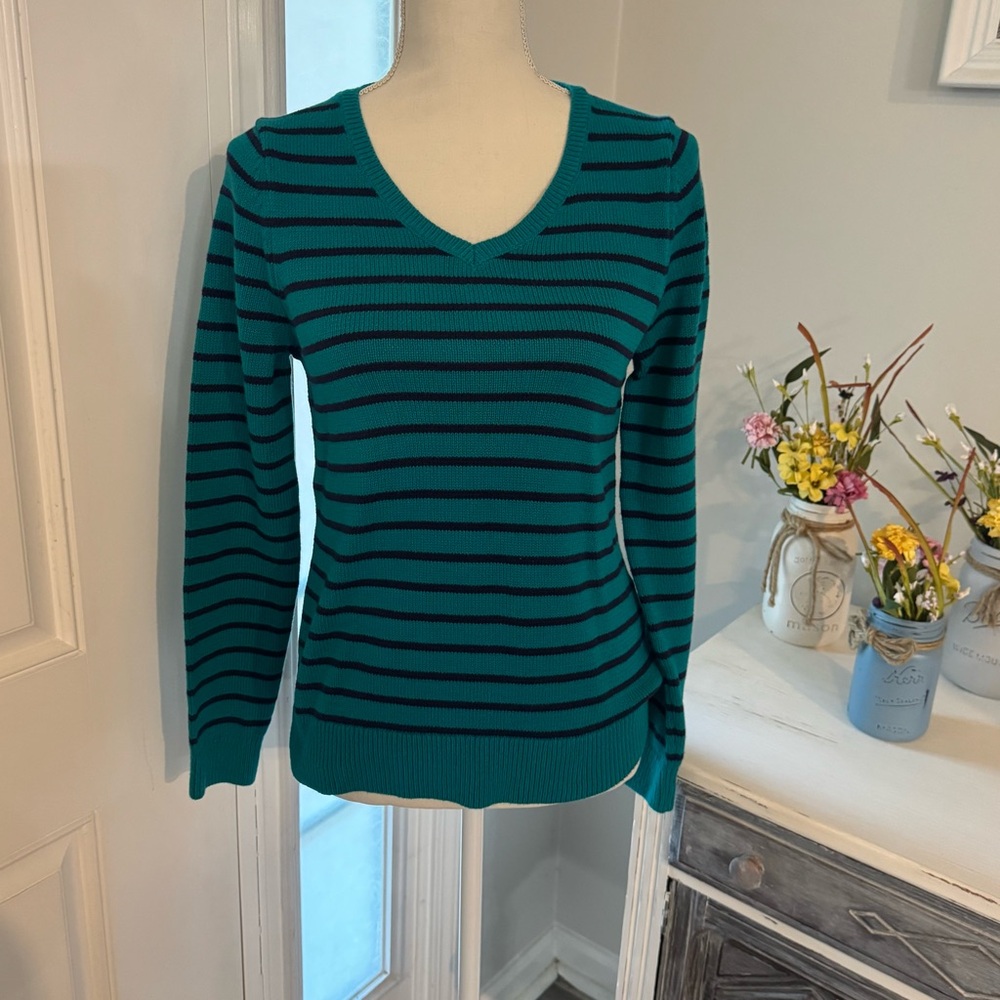 Lands’ End women’s striped V-neck sweater in size small